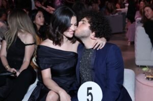 Selena Gomez beija o noivo Benny Blanco em foto de férias