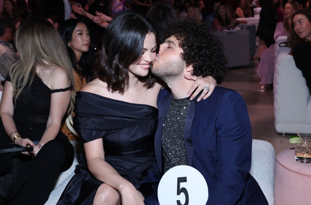 Selena Gomez beija o noivo Benny Blanco em foto de férias