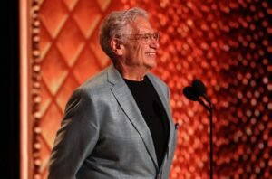 Harvey Fiersstein para obter o 2025 Tony Award for Lifetime Achievement