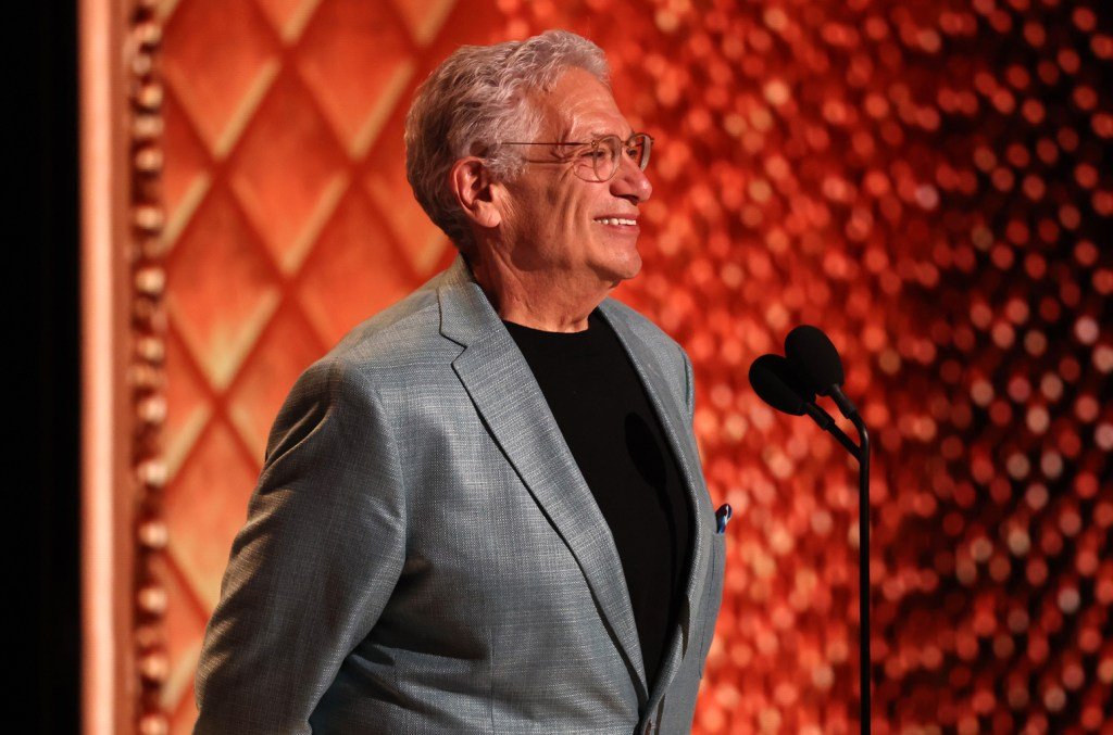 Harvey Fiersstein para obter o 2025 Tony Award for Lifetime Achievement