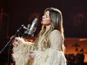 Kelly Clarkson cancela outro show após morte do ex-marido