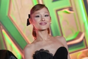 Ariana Grande reflete sobre a fama ao confirmar a turnê reduzida de 2026