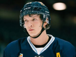Ator de "Heated Rivalry", Connor Storrie faz música nas horas vagas