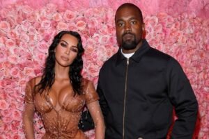 Kim Kardashian afirma que Kanye West disse que ela 'fingiu' seu roubo em Paris