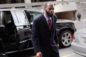 O rapper Fugees Pras Michel quer adiar a sentença de prisão de 14 anos