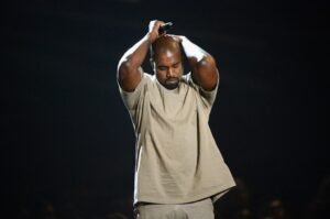 Processo de venda de mansão de Kanye West: rapper processa trabalhador da construção civil