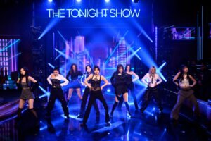 DUAS VEZES apresentam 'Strategy' no 'The Tonight Show Starring Jimmy Fallon'