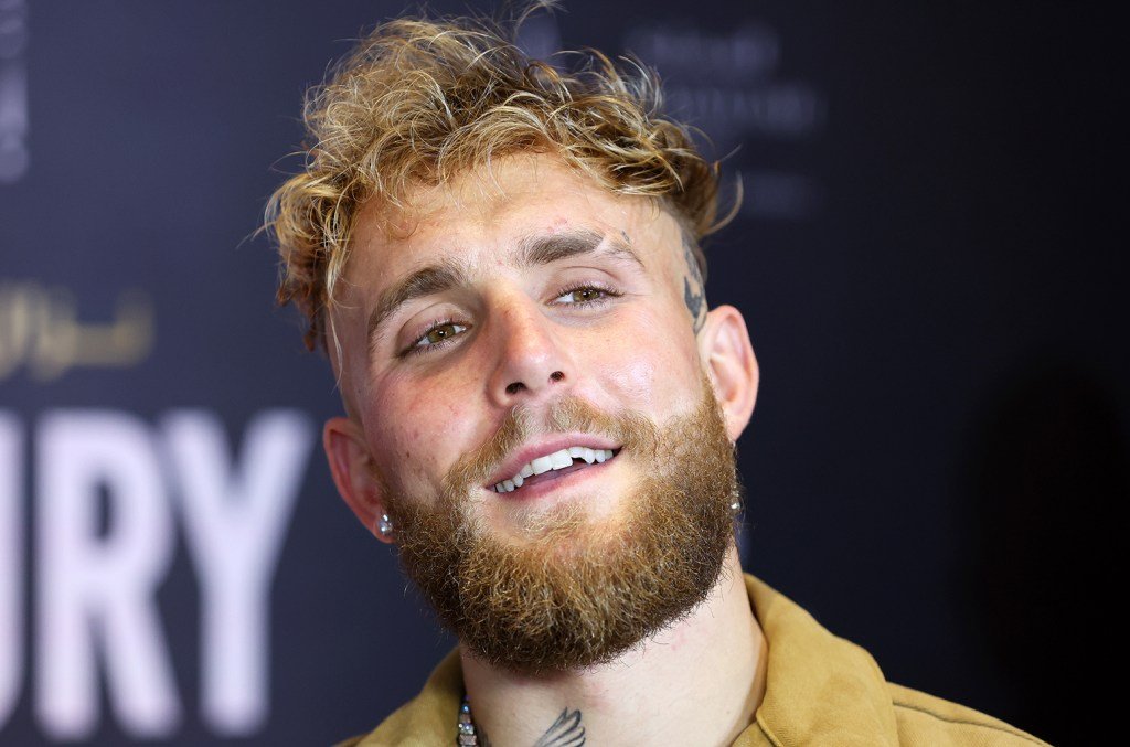 Jake Paul e Logan Paul reagem ao show do intervalo do Super Bowl de Bad Bunny