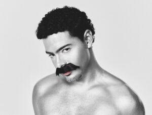 Pedro Sampaio se transforma em Freddie Mercury Prateado no Carnaval (EXCLUSIVO)
