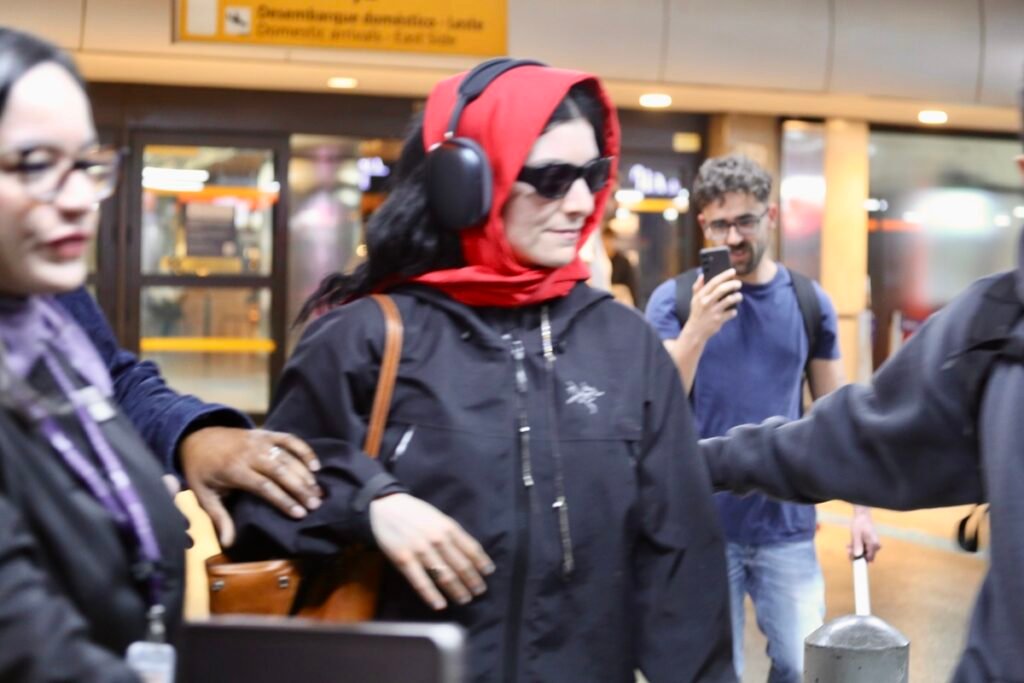 Atrações do Lollapalooza, Addison Rae e Lorde esbanjam simpatia ao desembarcar no Brasil