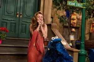 Miley Cyrus ganha uma ‘flor’ do Cookie Monster na ‘Vila Sésamo’