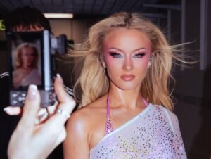 Pela 1ª vez no topo do Spotify Global, Zara Larsson escreveu sobre 'sede' pelo nº 1 em música de 2025