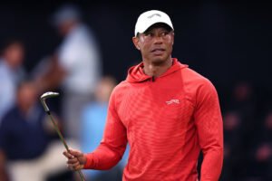 Tiger Woods supostamente envolvido em acidente de capotamento