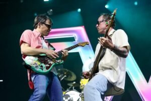 Weezer Play Acoustic Rooftop em Venice Beach