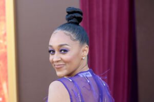 Tia Mowry flagrada beijando novo homem misterioso