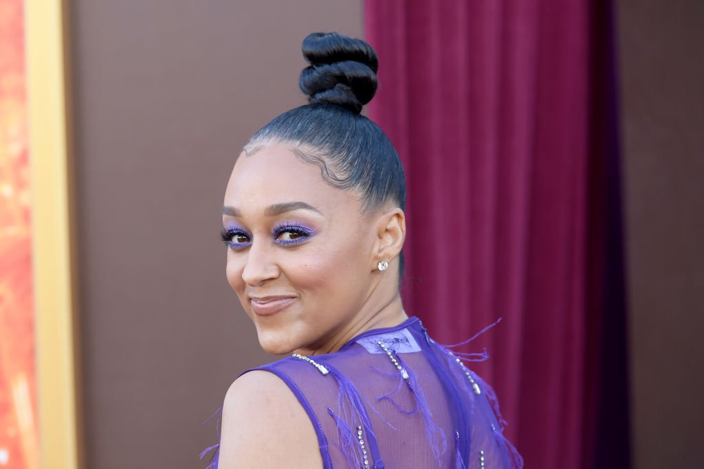 Tia Mowry flagrada beijando novo homem misterioso