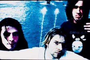 Camiseta 'Foxes' de Kurt Cobain sendo leiloada por Patty Schemel do Hole