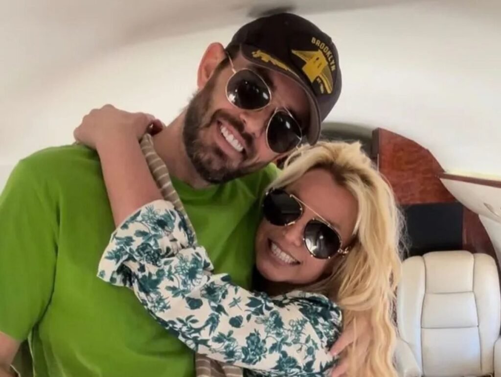 Empresário de Britney Spears xinga e manda fãs calarem a boca