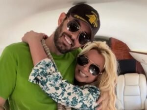 Empresário de Britney Spears xinga e manda fãs calarem a boca