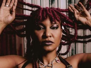 Larissa Luz resgata raízes do rock em novo álbum, usa tecnologia como aliada e celebra Rock in Rio (ENTREVISTA)