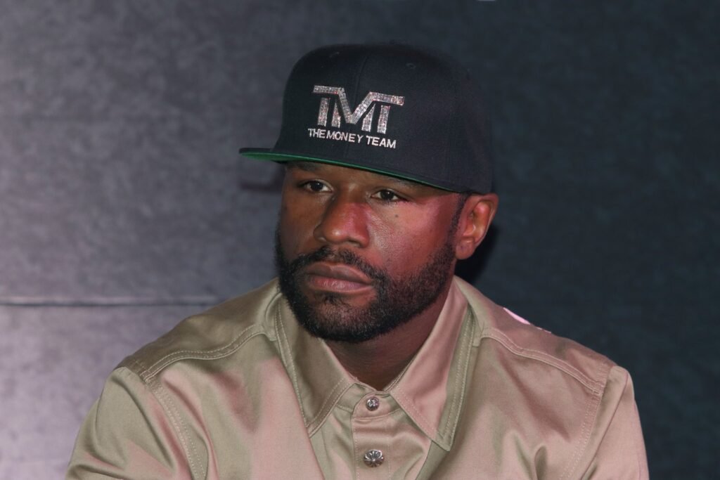 Floyd Mayweather foi alvo de duas acusações criminais por preencher um cheque sem fundos