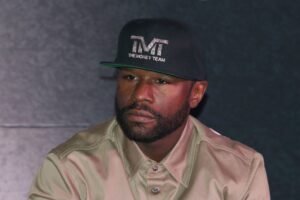 Floyd Mayweather foi alvo de duas acusações criminais por preencher um cheque sem fundos