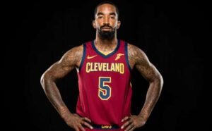 JR Smith revela novo visual após cortar locais