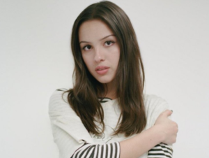Olivia Rodrigo bate recorde no Spotify com o lançamento do álbum "you seem pretty sad for a girl so in love"