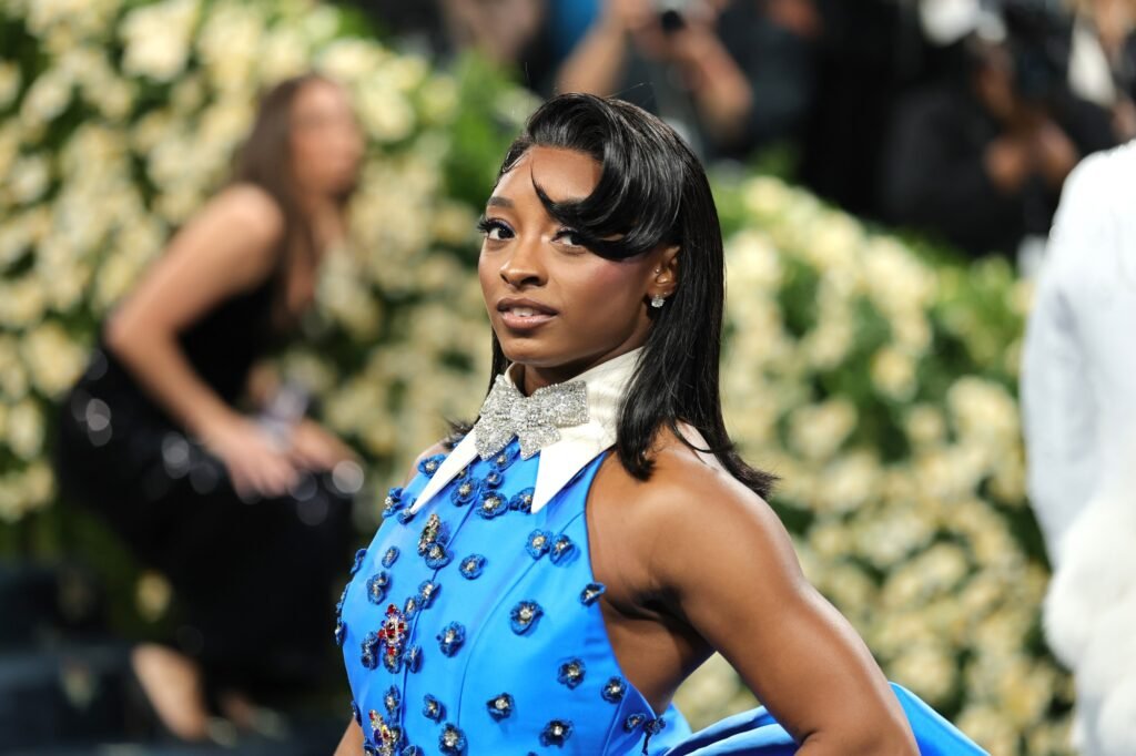 Simone Biles critica aqueles que zombam de seu susto de quase morte nas redes sociais