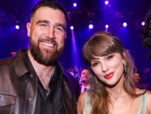 Taylor Swift exibe anel de noivado durante performance de RAYE; veja vídeo