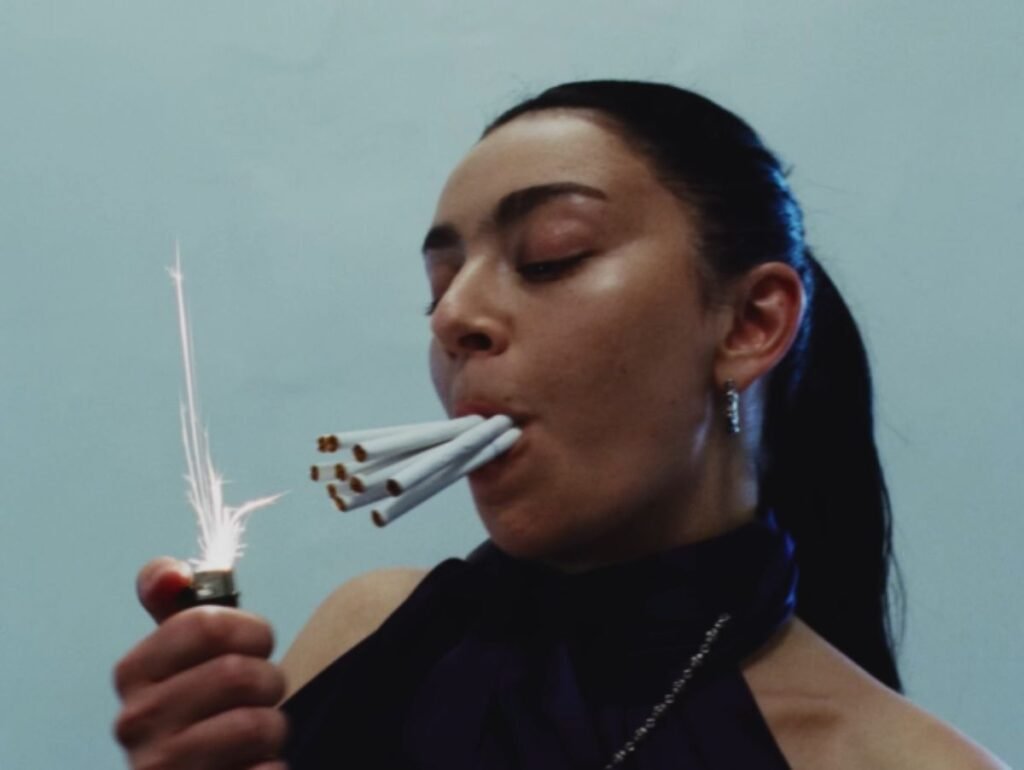 Cigarros e artistas pop: a glamourização do fumo pode afetar os fãs?