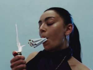 Cigarros e artistas pop: a glamourização do fumo pode afetar os fãs?