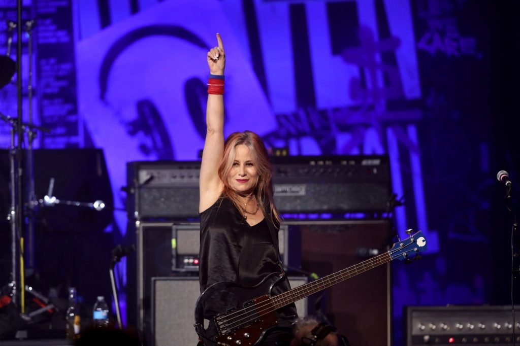 GoFundMe para Jennifer Finch, do L7, excede a meta em três dias